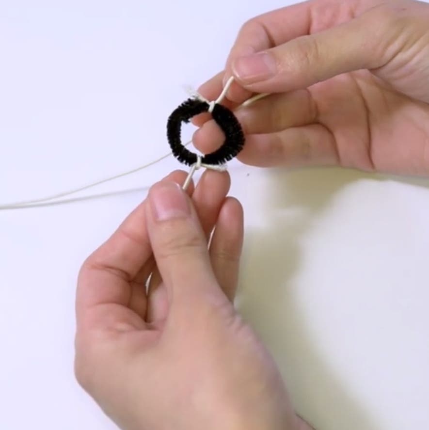 指にはめるリングを作ってつなぎ目も可愛く!