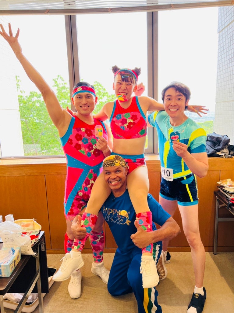 春日俊彰、フワちゃん、よしお兄さん、パウロ・サントス（C）TBS