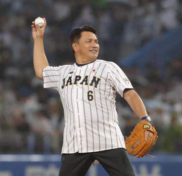 侍ジャパン 井口資仁監督が始球式＆U-18日本代表を激励 背番号6ユニで「ストライクが入ってよかった」と笑顔 「こういう経験はこれからに生きる」とエール