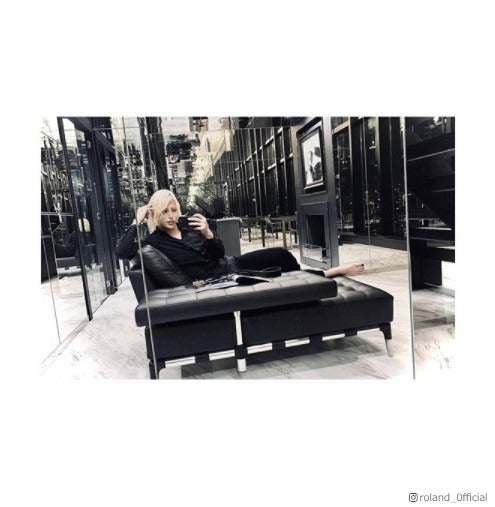 ROLAND、「めちゃくちゃいい匂いする」豪華新居でセクシーに横たわる