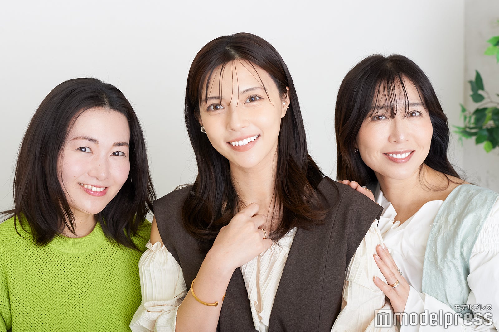 （左から）齊藤彩さん、橘ひろなさん、矢口里奈さん（C）モデルプレス