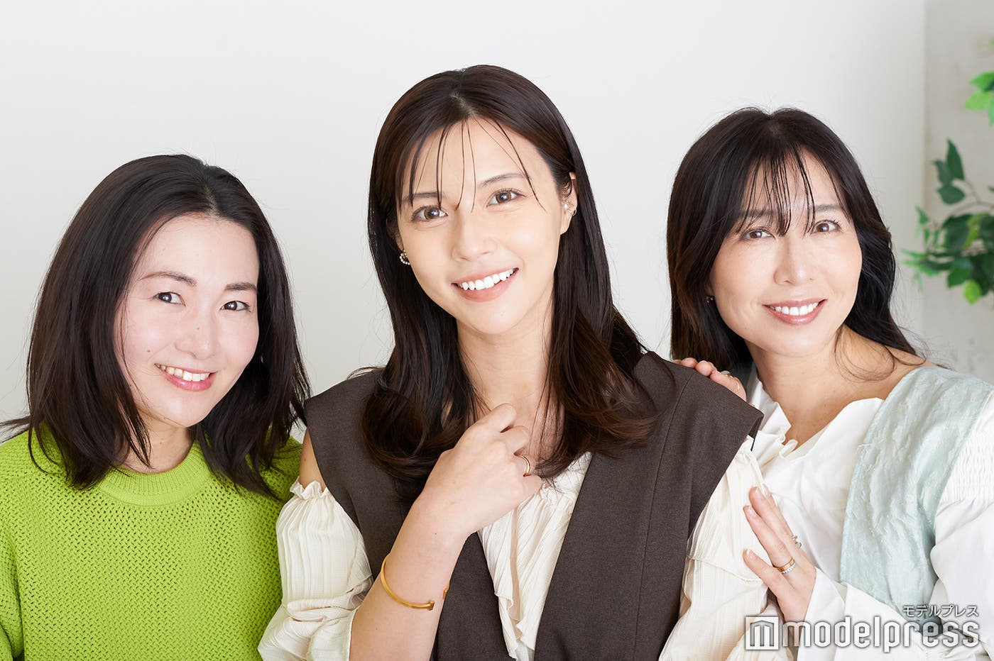 (左から)齊藤彩さん、橘ひろなさん、矢口里奈さん(C)モデルプレス