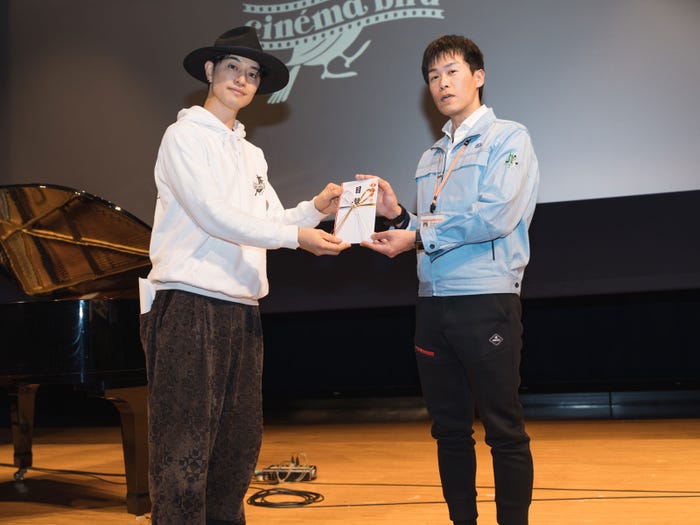斎藤工、稲岡健太郎町長(提供写真)