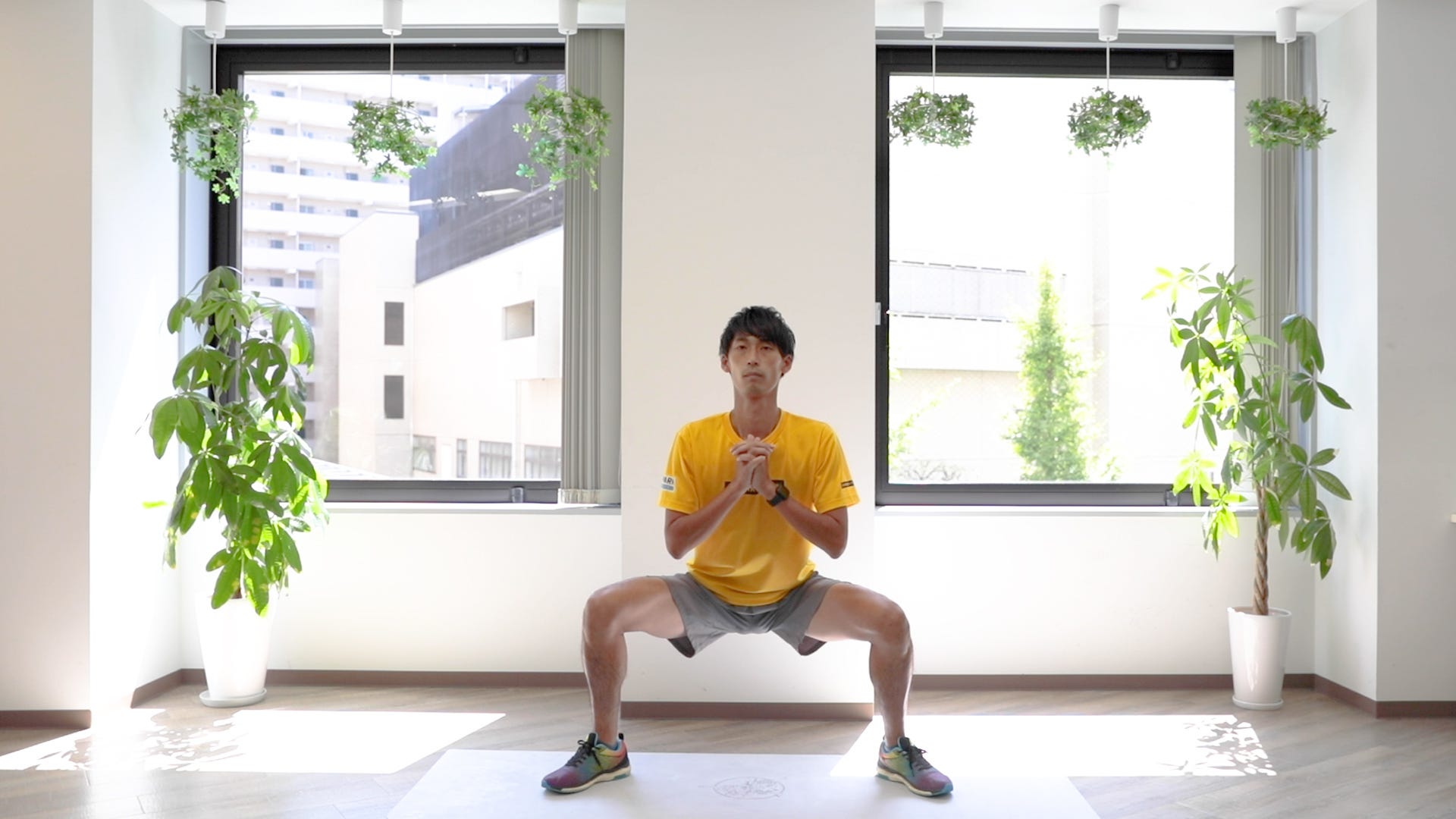 肩幅よりも広めに足を広げてお尻を深く下げる