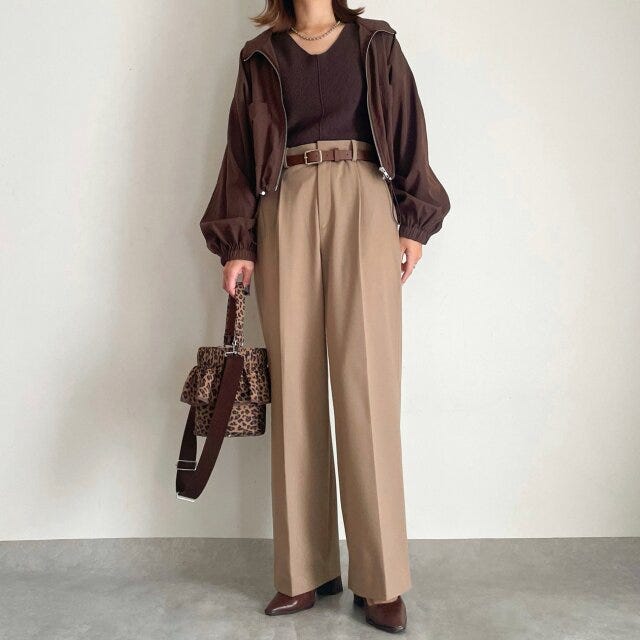 ユニクロタックワイドパンツBEIGE ユニクロタックワイドパンツBEIGEのブラウンコーデ