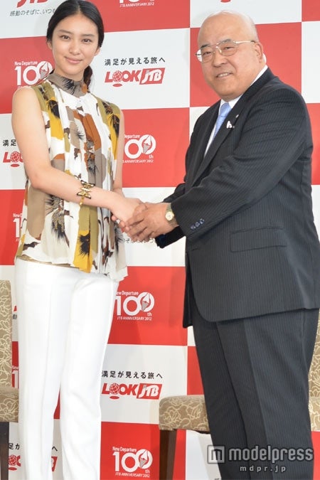 JTB代表取締役社長 田川博己氏と握手を交わす武井咲