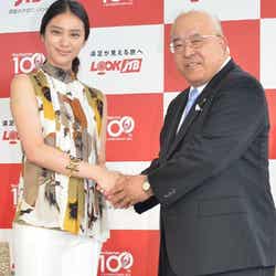 JTB代表取締役社長 田川博己氏と握手を交わす武井咲