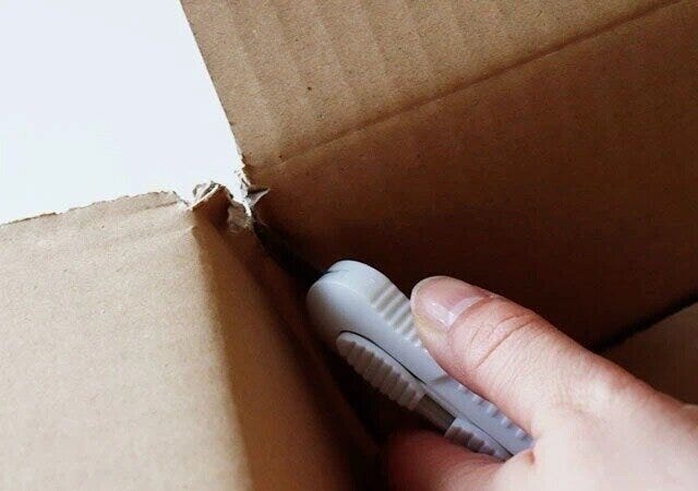 ダイソーの丈夫な梱包・開封カッター