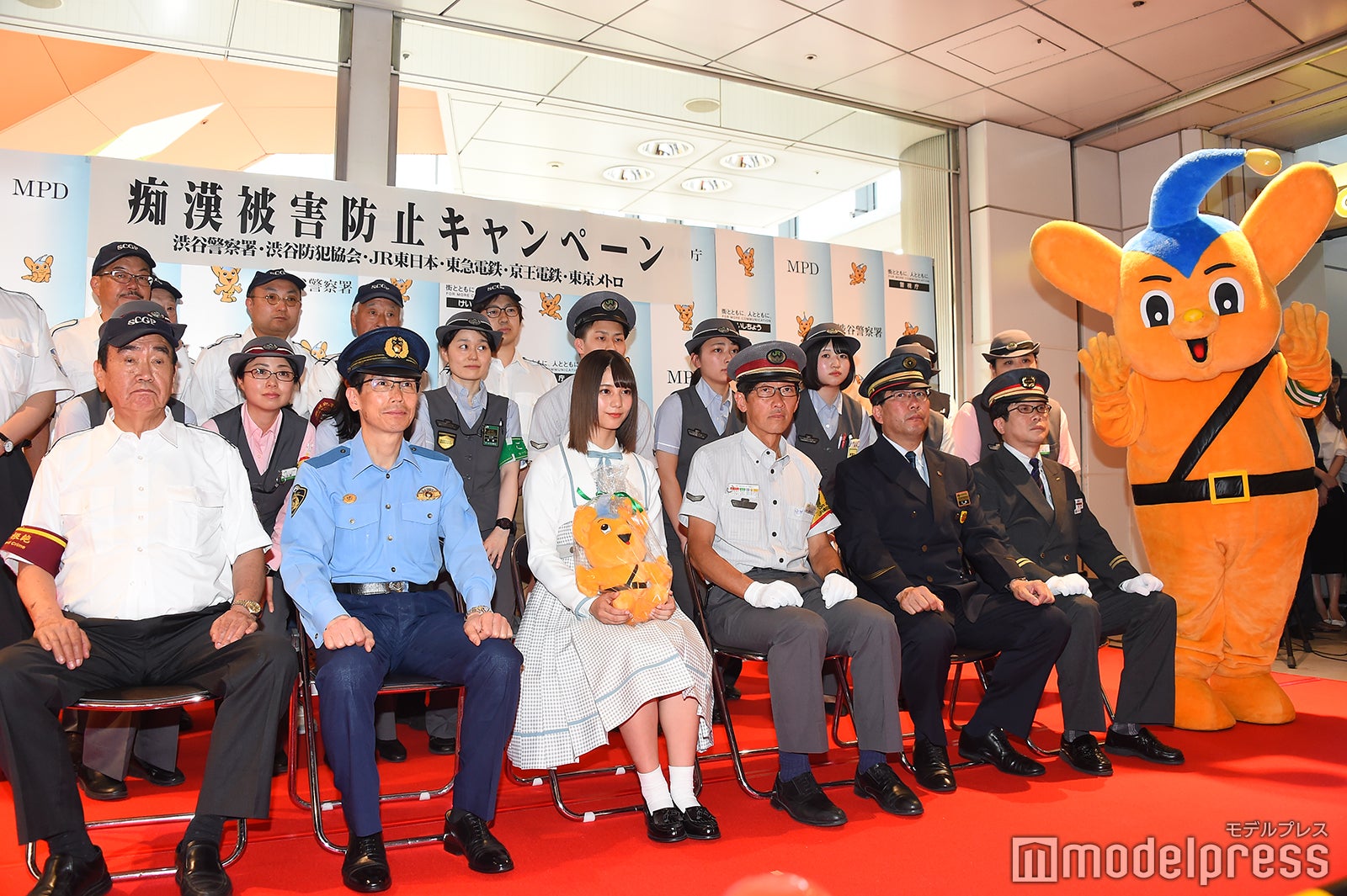 「痴漢被害防止キャンペーン」に出席した小坂菜緒（中央）（C）モデルプレス