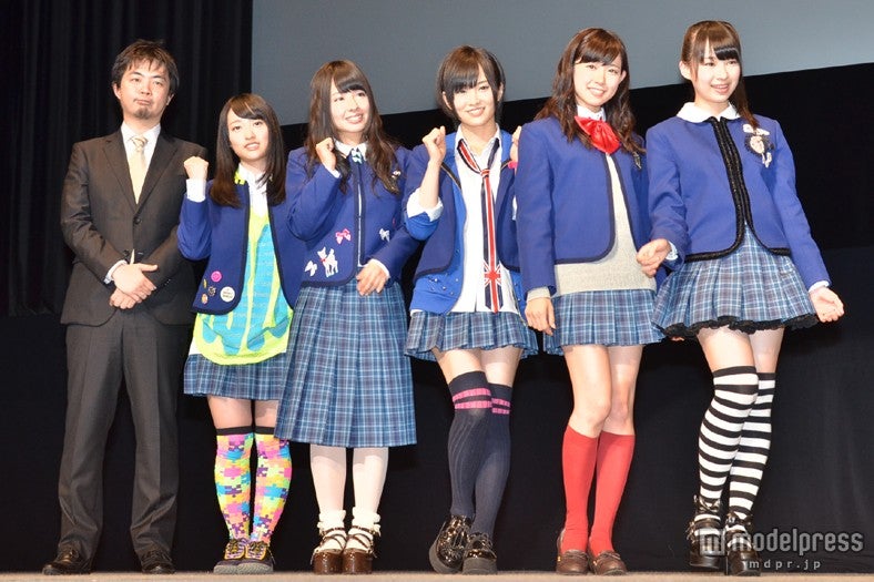 NMB48（左から：内田秀実監督、小谷里歩、山田菜々、山本彩、渡辺美優紀、小笠原茉由）