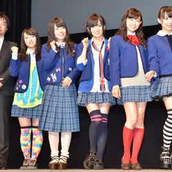 NMB48(左から:内田秀実監督、小谷里歩、山田菜々、山本彩、渡辺美優紀、小笠原茉由)