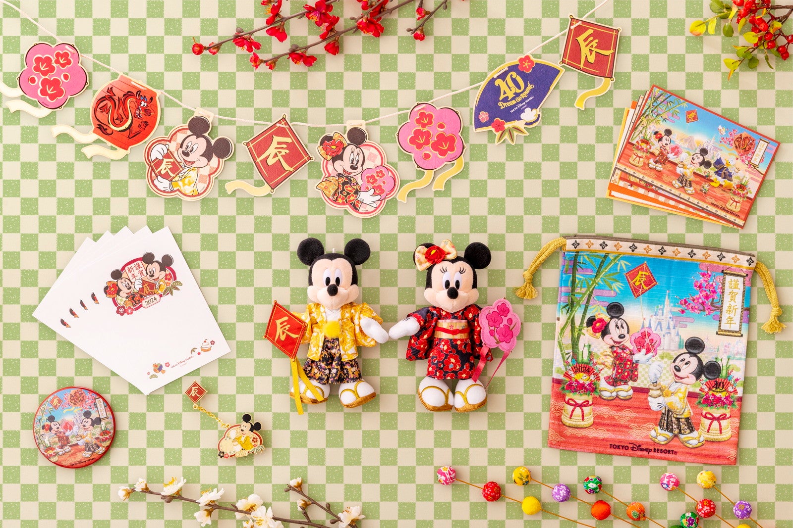 ぬいぐるみバッジ各2,500円、デコレーションキット1,900円、きんちゃく900円ほか（C）Disney