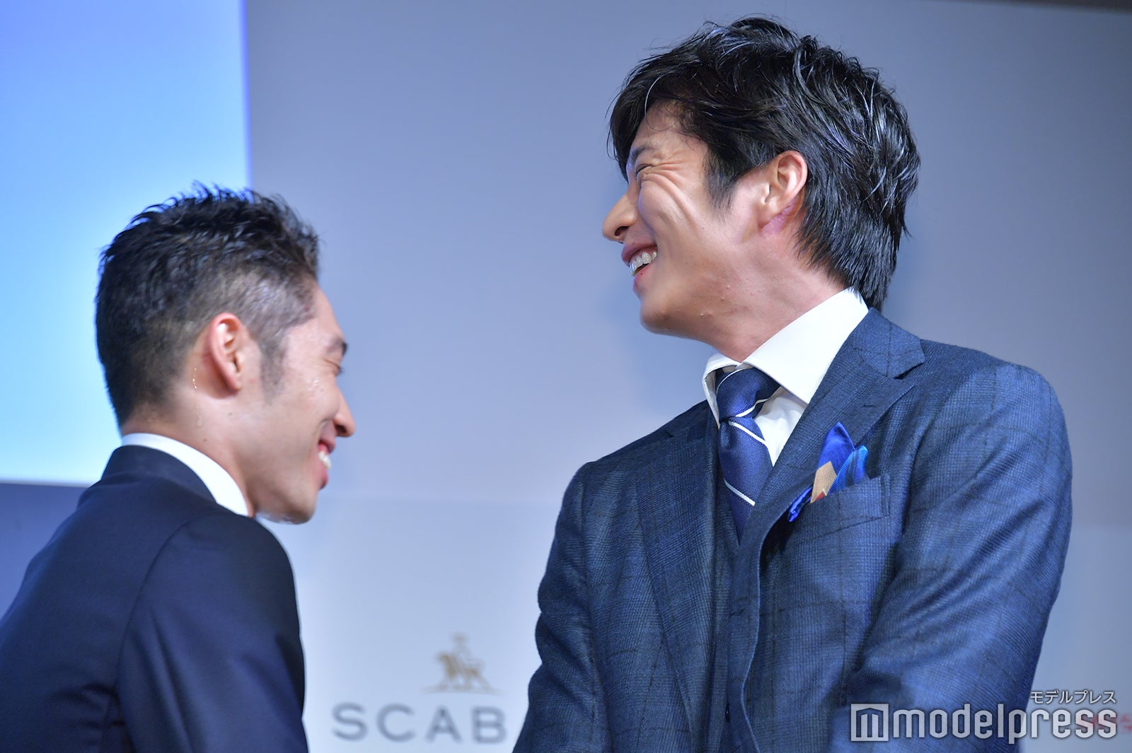 緊張で汗だくの萩野公介選手に思わず笑みがこぼれる田中圭（C）モデルプレス