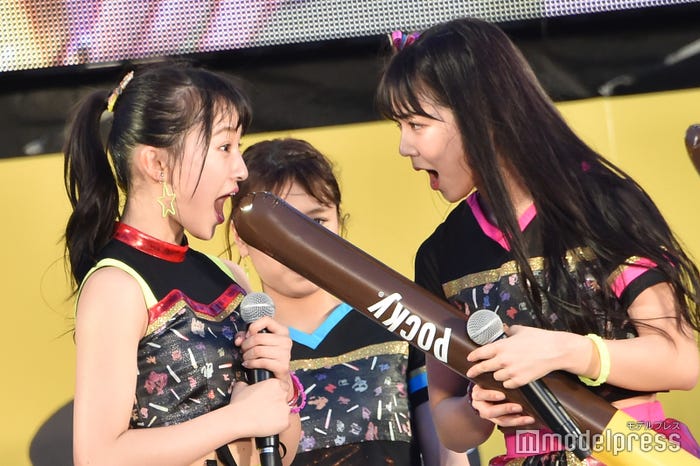 山本彩加に食べさせる (C)モデルプレス