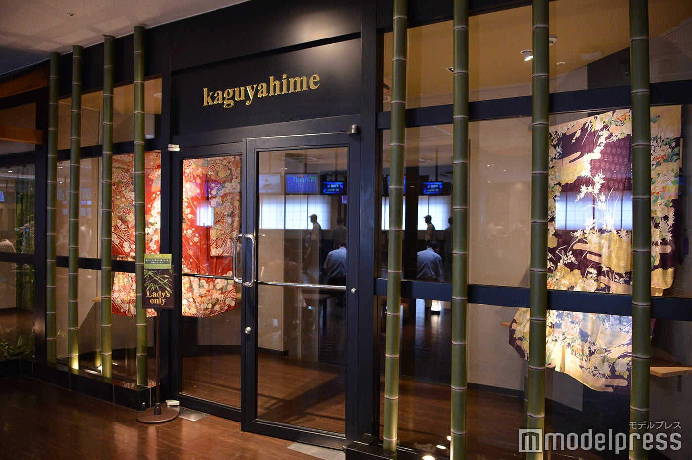 女性専用ルーム「kaguyahime」／お花や着物も飾られており、上品な空間（C）モデルプレス