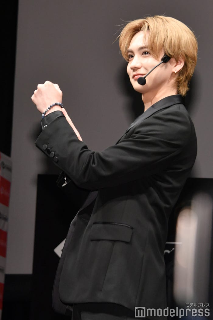 ランウェイを歩く吉野北人(C)モデルプレス