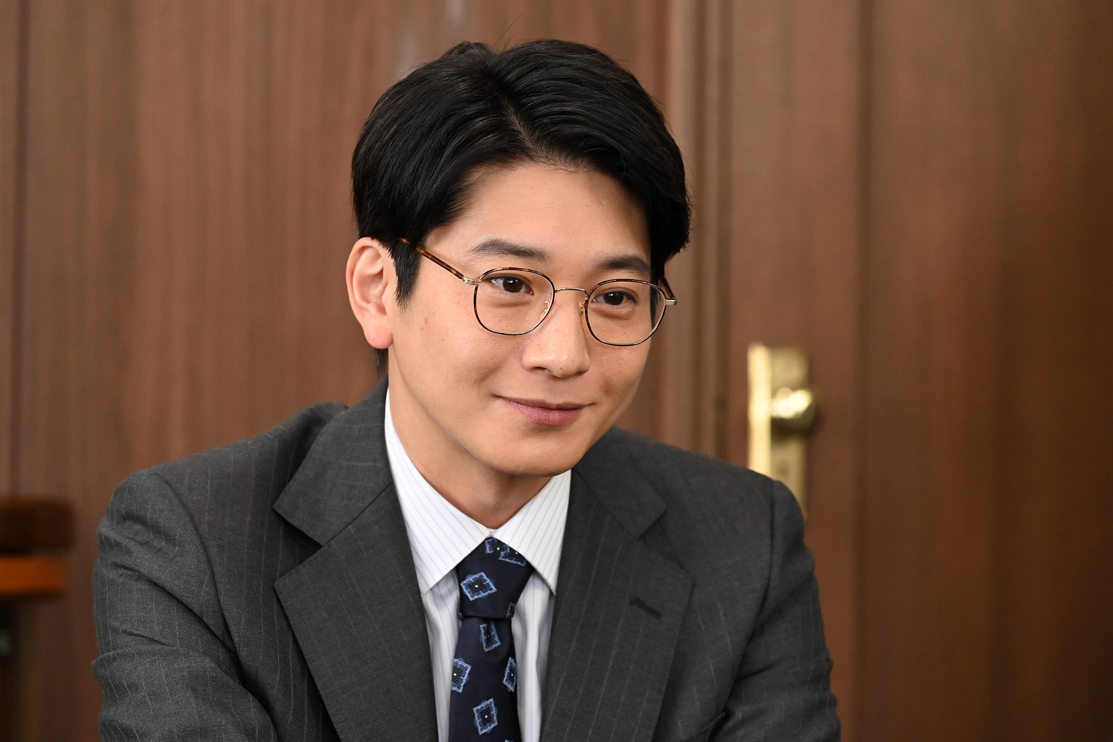 向井理「ダブルチート 偽りの警官 Season1」第1話より（C）テレビ東京　ＷＯＷＯＷ