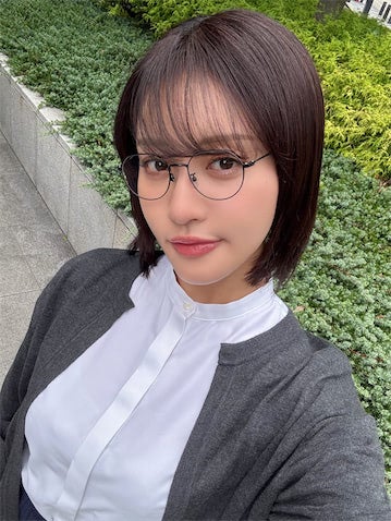 王林、"黒髪ボブ×メガネ"姿で印象ガラリ「知的な感じで素敵」「色気あります」