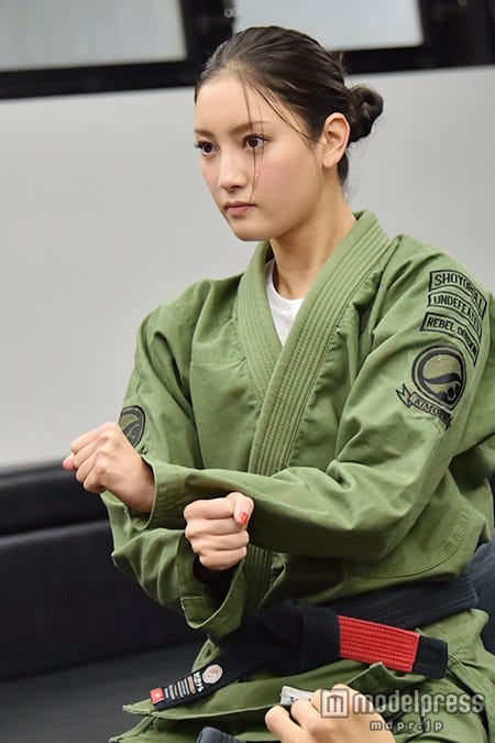 真剣な眼差しで稽古にのぞむ菜々緒