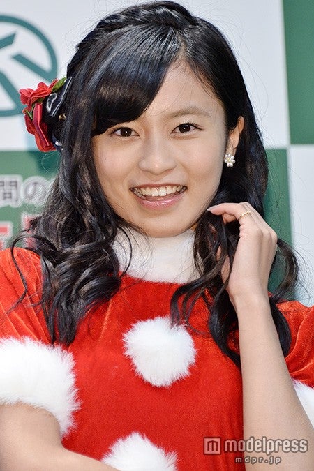 小島瑠璃子、ミニサンタに変身 スラリ美脚を披露