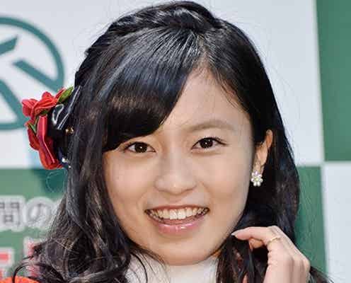 小島瑠璃子、ミニサンタに変身 スラリ美脚を披露
