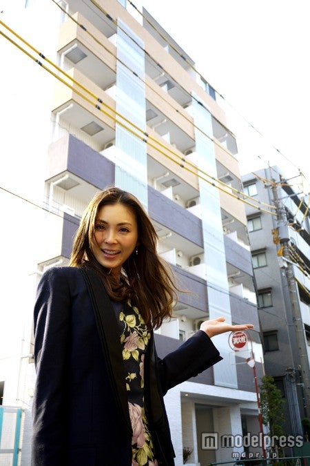 物件を自ら案内する押切もえ