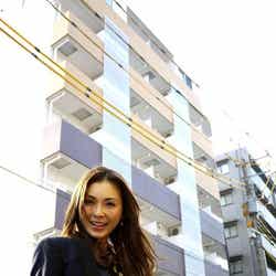 物件を自ら案内する押切もえ