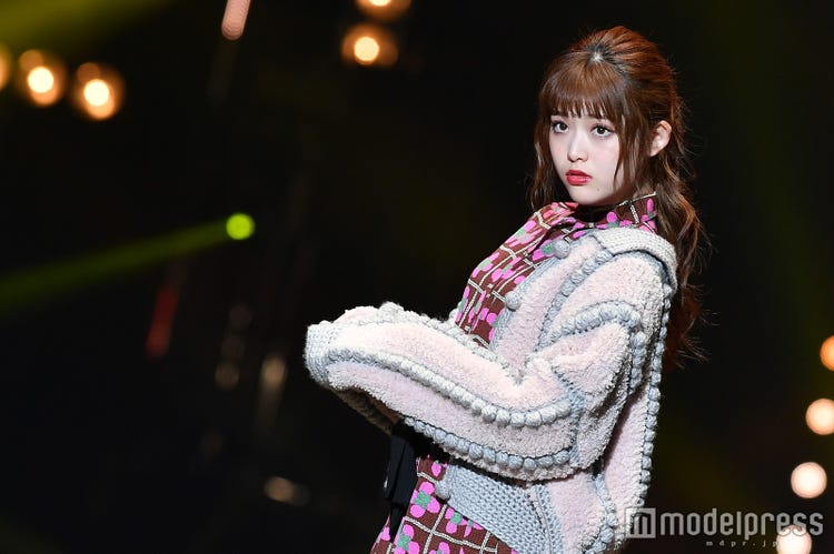 乃木坂46松村沙友理 上目遣い が可愛い 白肌 赤リップで美貌際立つ Tgc17a W モデルプレス 乃木坂46松村沙友理 上目遣い が可愛い 白肌 赤リップで美貌際立つ Tgc17a W モデルプレス