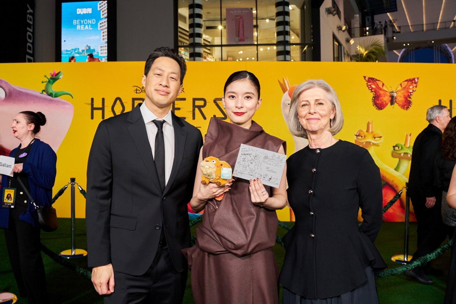 （左）ダニエル・チョン監督（中央）芳根京子、（右）ニコル・パラディス・グリンドル（C）2026 Disney／Pixar. All Rights Reserved.