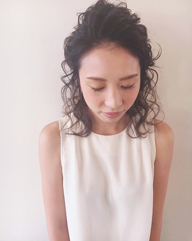 前髪なしのミディアムヘアアレンジ 簡単 可愛い旬顔になれるこなれヘアをご紹介 モデルプレス