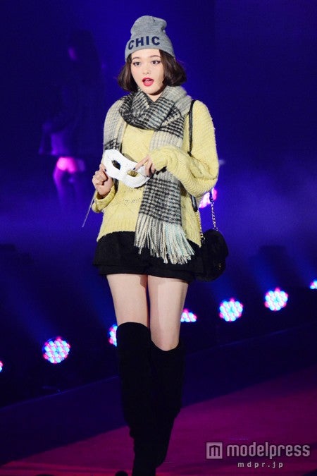 マフラーとビーニーを同系色でコーディネート。全体的に色味を抑えることで品のあるカジュアルスタイルに。