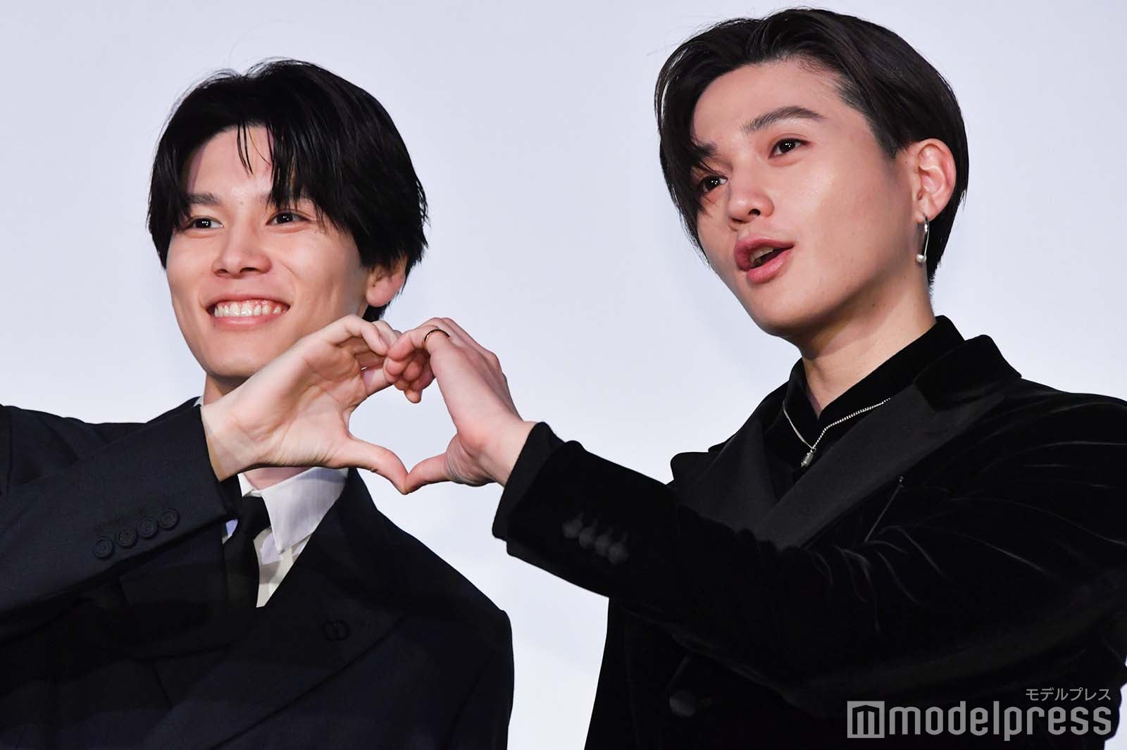 各方向にハートを作ってくれる萩原利久、八木勇征（C）モデルプレス