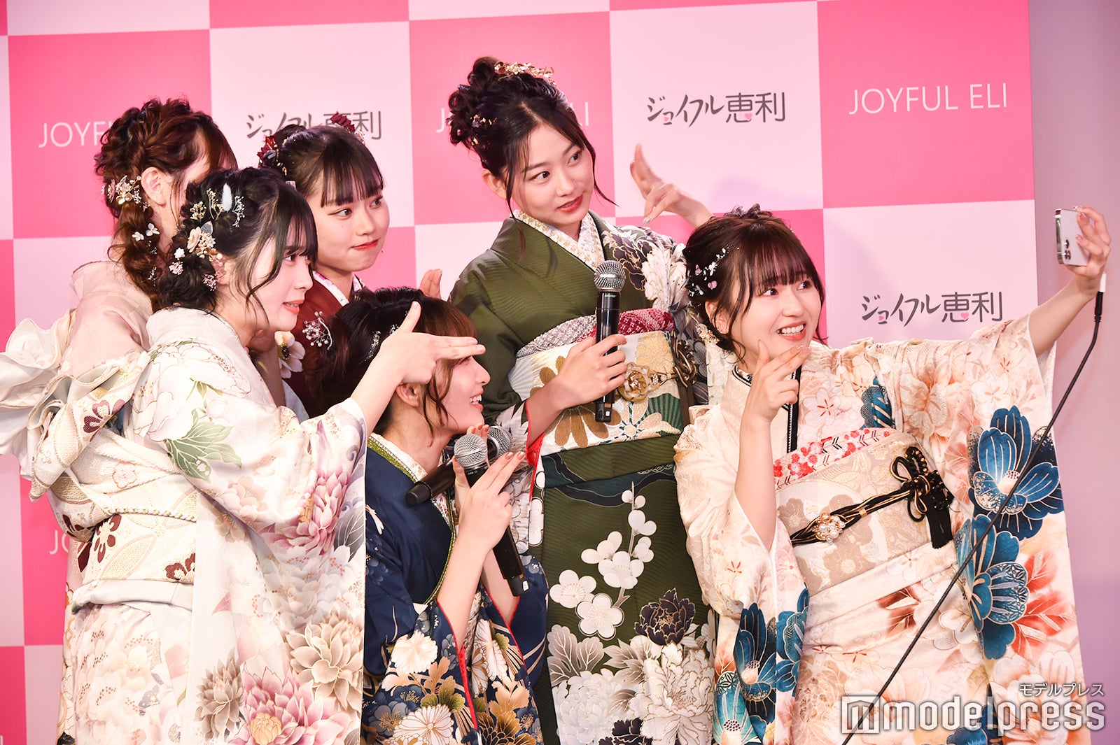 TikTokを楽しそうに撮影する様子 （C）モデルプレス