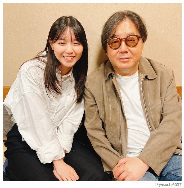 西野七瀬、秋元康氏と肩寄せ合う 貴重な2ショットに反響