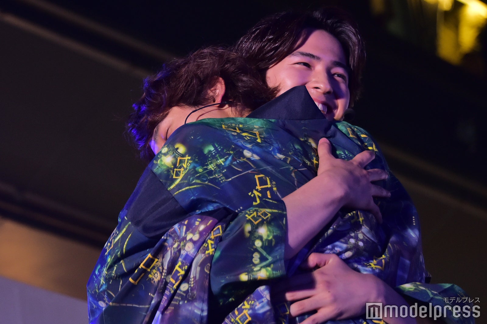 ギュッと抱きしめ合う小関裕太、甲斐翔真（C）モデルプレス