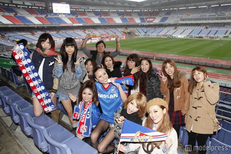 道端アンジェリカ、セクシーショーパン×ユニフォーム姿でJリーグ観戦　