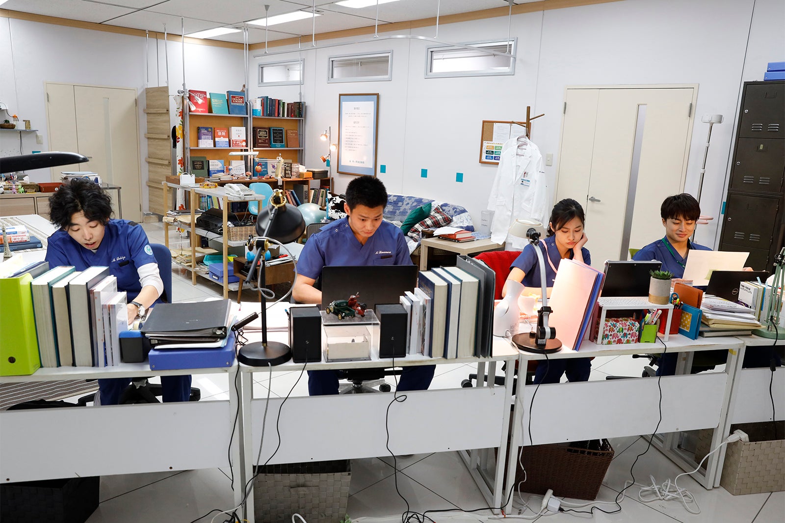 柄本時生、野村周平、恒松祐里、白濱亜嵐「泣くな研修医」（C）テレビ朝日