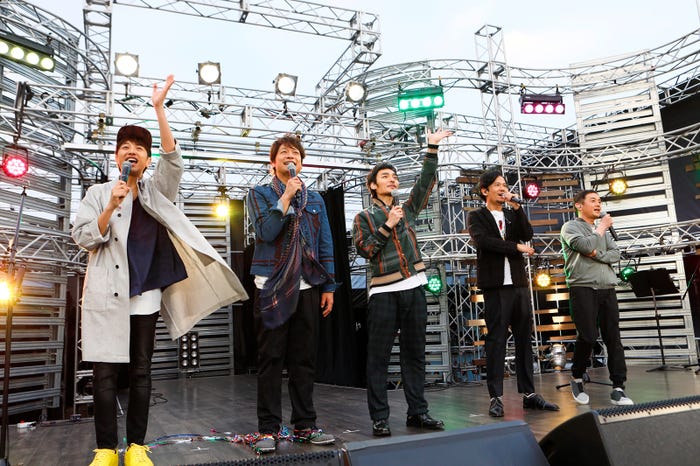 (左から)ゆず・北川悠仁、香取慎吾、草なぎ剛、稲垣吾郎、ゆず・岩沢厚治(C)AbemaTV