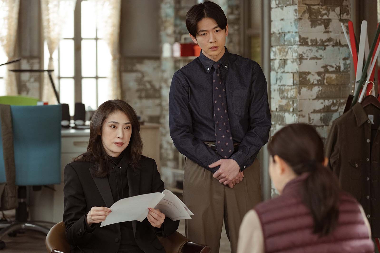 天海祐希、松下洸平「合理的にあり得ない～探偵・上水流涼子の解明～」第1話より（C）カンテレ