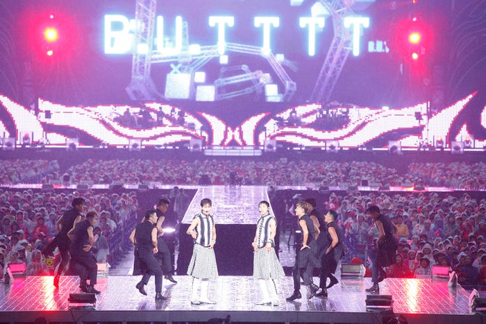 「東方神起 LIVE TOUR ~Begin Again~ Special Edition in NISSAN STADIUM」最終公演より(提供写真)