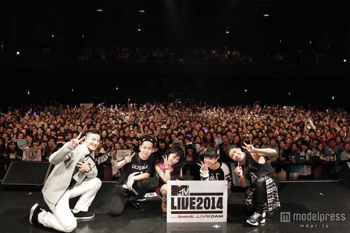 「MTV LIVE 2014」に登場した加藤ミリヤ(左から3)と清水翔太(左から2)