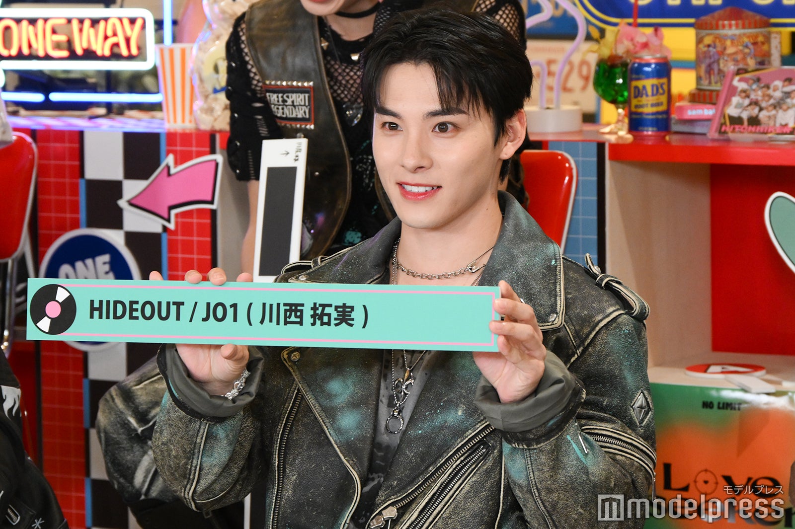 ドライブで聴きたい楽曲を発表する川西拓実（C）モデルプレス