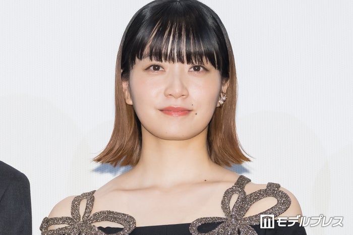 深川麻衣、美デコルテ際立つ衣装で登場「本当に怖い」と伝えた共演者とは【嗤う蟲】