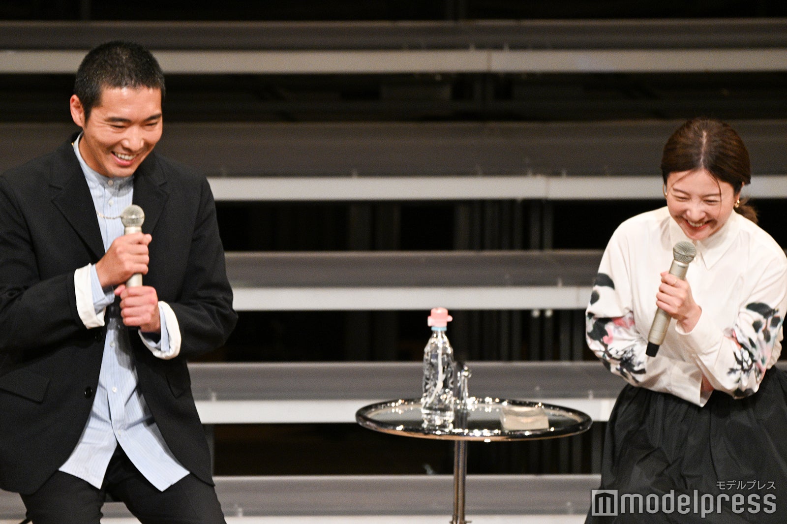 まひろと道長のシーンを観る吉高由里子、柄本佑（C）モデルプレス