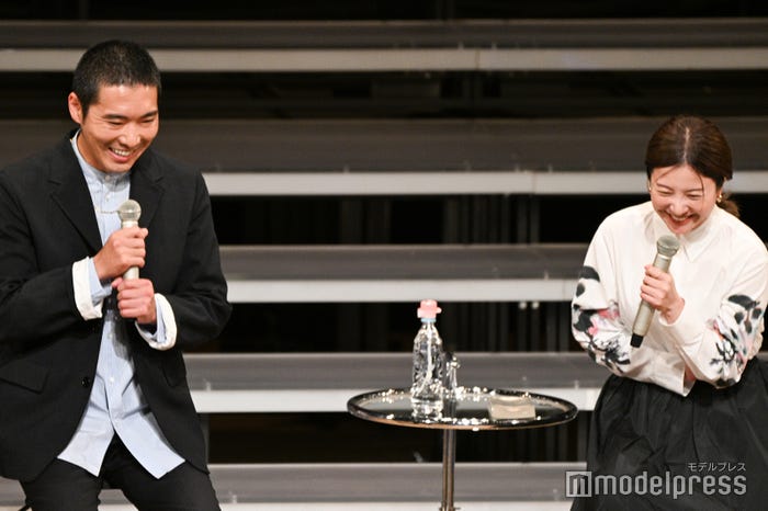 まひろと道長のシーンを観る吉高由里子、柄本佑(C)モデルプレス