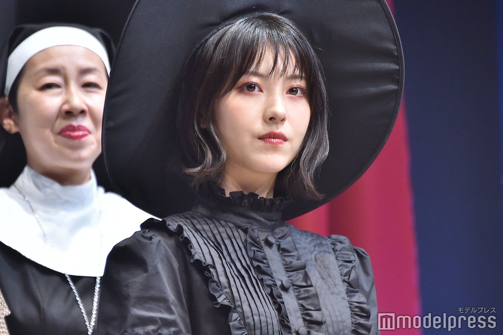 魔女の仮装で登場した浜辺美波（C）モデルプレス