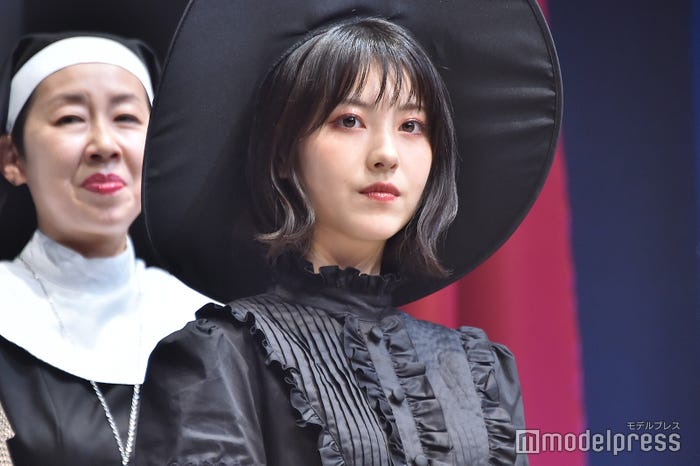 魔女の仮装で登場した浜辺美波(C)モデルプレス