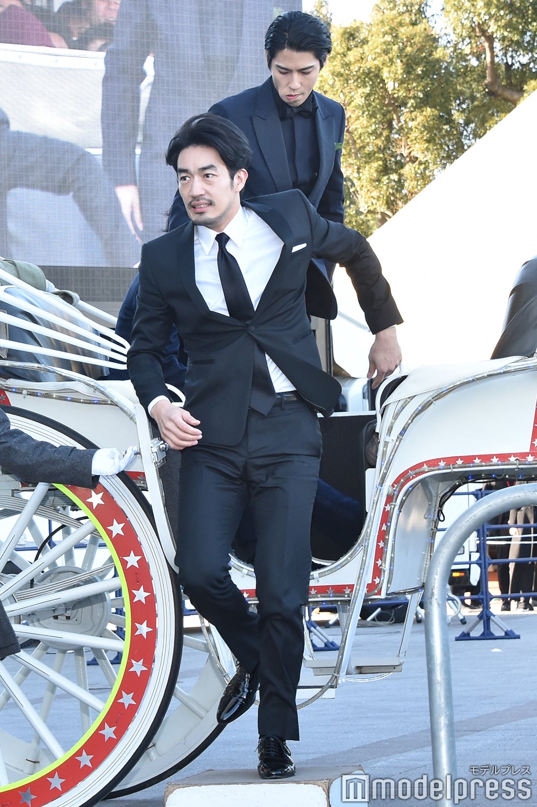 馬車をかっこよく降りる大谷亮平、賀来賢人 （C）モデルプレス