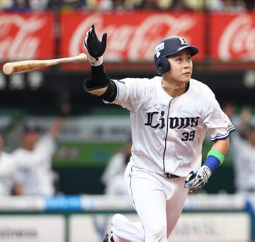西武 平沢が貴重な先制弾！日本ハム・有原から右翼席へ 本拠地大歓声