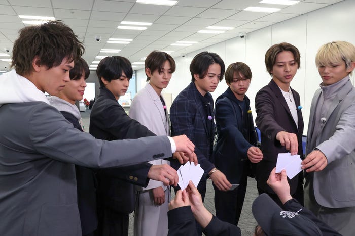 (左から)原嘉孝、松島聡、佐藤勝利、橋本将生、菊池風磨、猪俣周杜、寺西拓人、篠塚大輝(C)フジテレビ